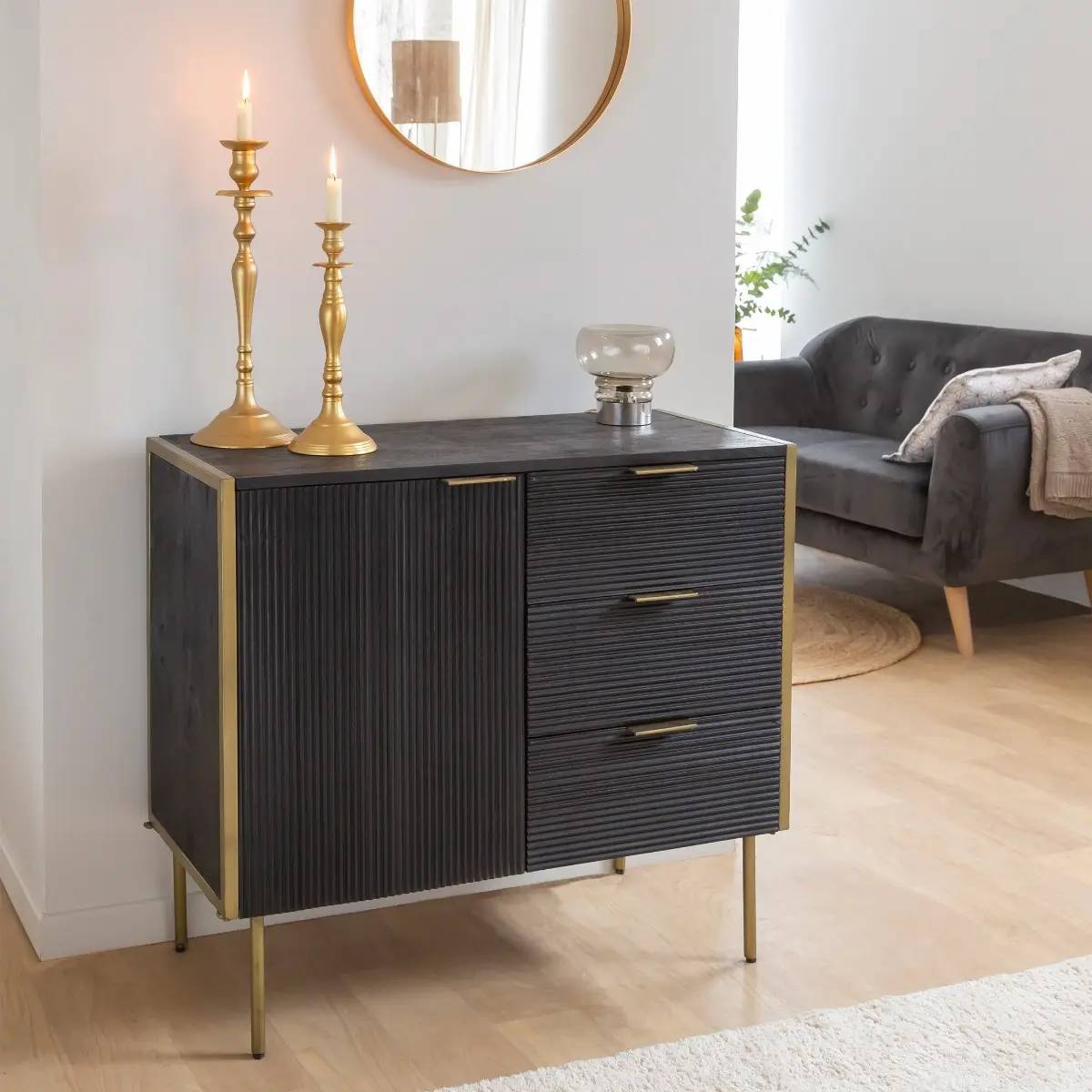 Meuble noir et dor&eacute;