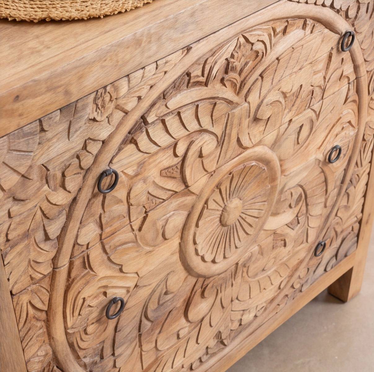 Commode sculpté en bois de manguier Courtney