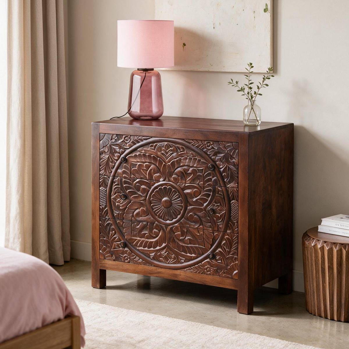 Commode sculpté en bois de manguier foncé Courtney