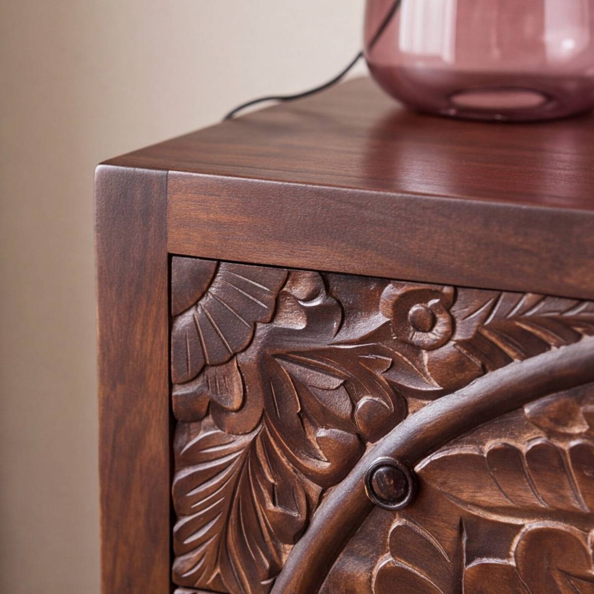 Commode sculpté en bois de manguier foncé Courtney