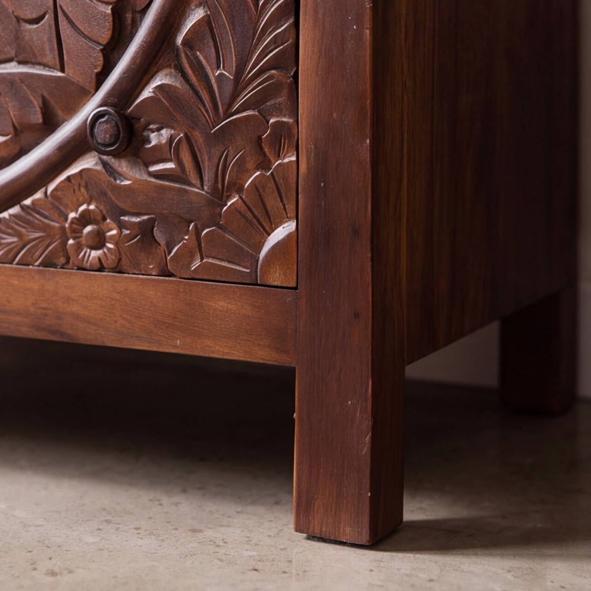 Commode sculpté en bois de manguier foncé Courtney