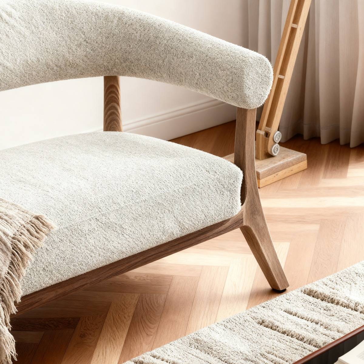 Canapé en bois et tissu écru Freya