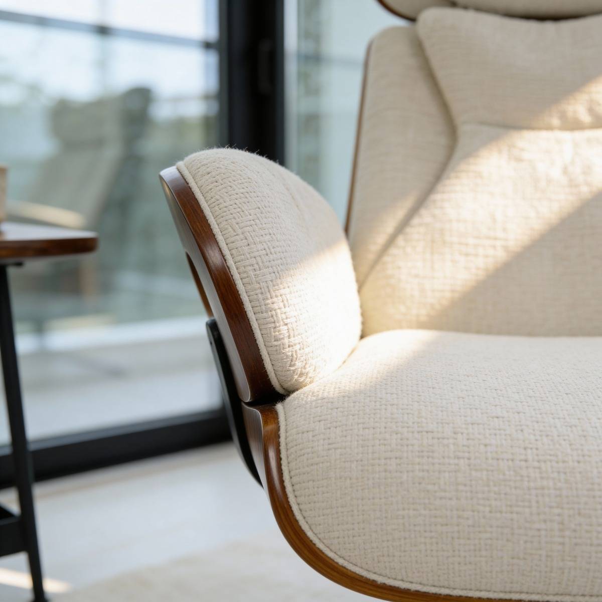 Fauteuil avec repose-pieds en tissu écru et bois foncé Elowen