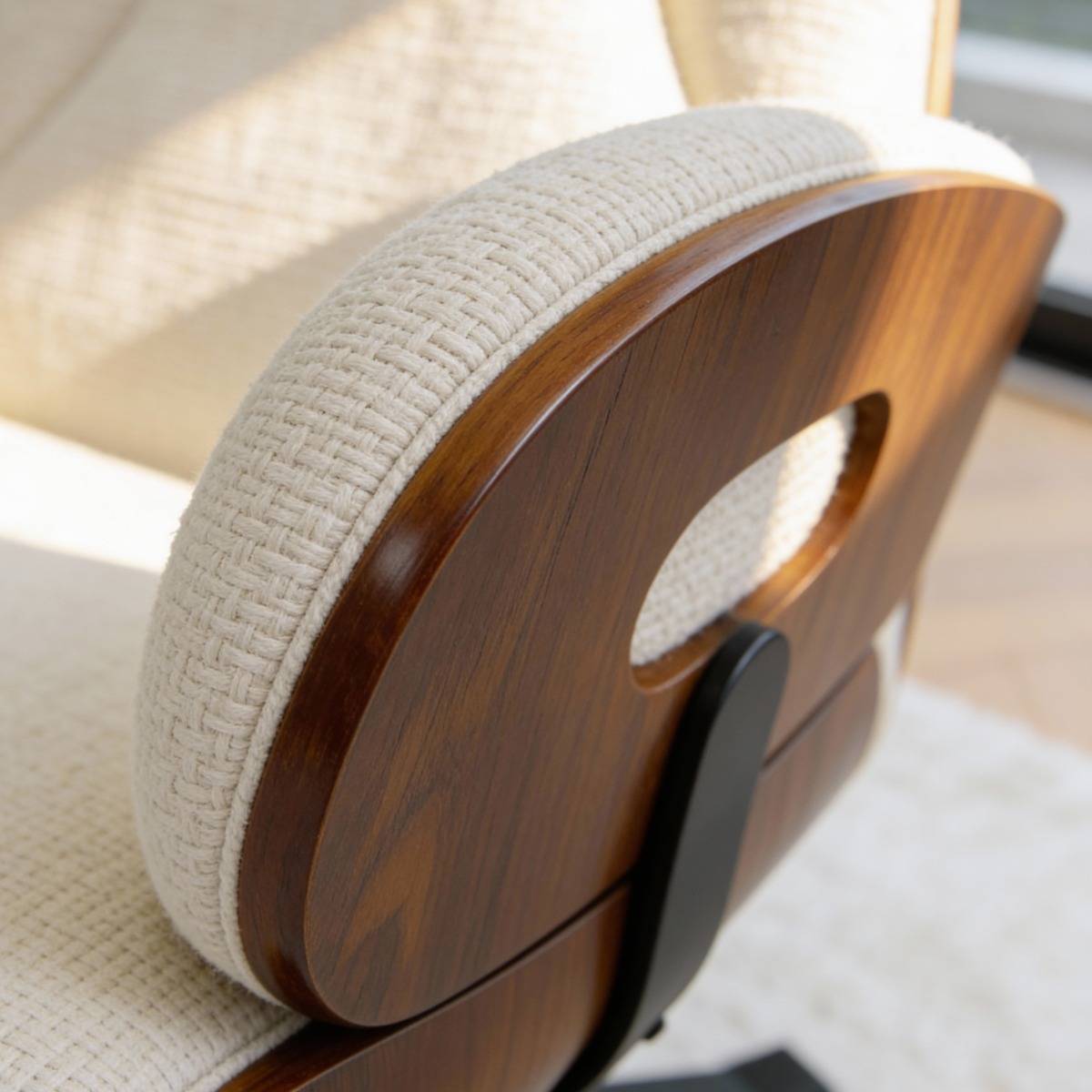 Fauteuil avec repose-pieds en tissu écru et bois foncé Elowen