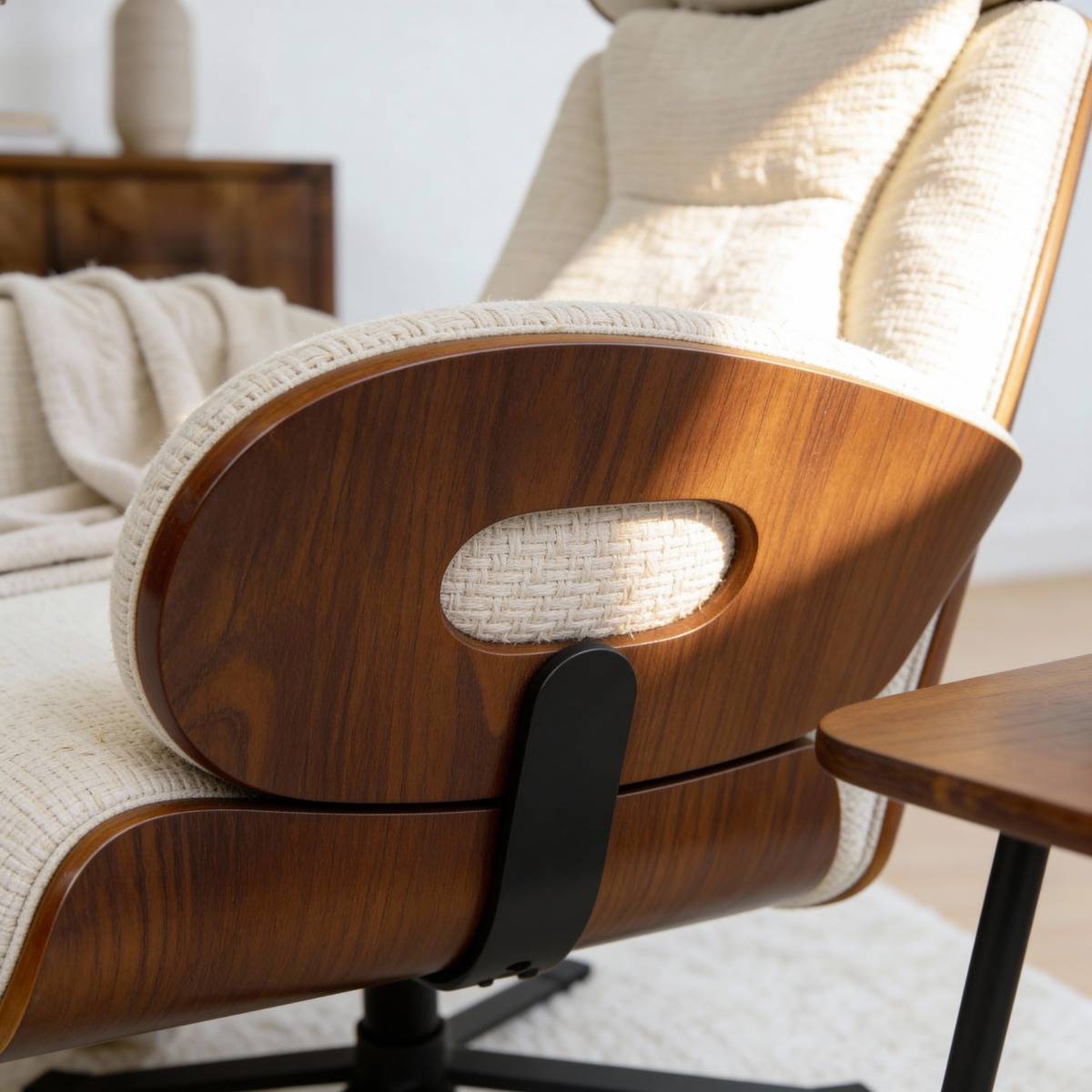 Fauteuil avec repose-pieds en tissu écru et bois foncé Elowen