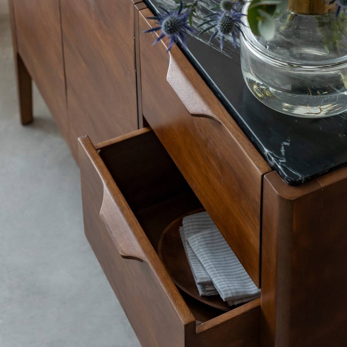 Buffet en bois de manguier et marbre noir Roch