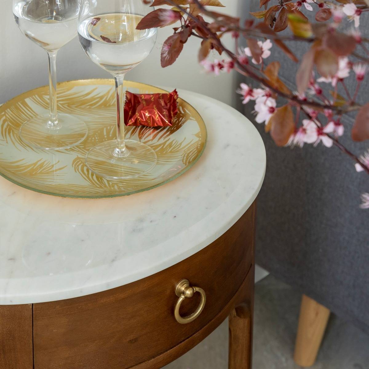 Table de chevet en manguier et marbre Enoa