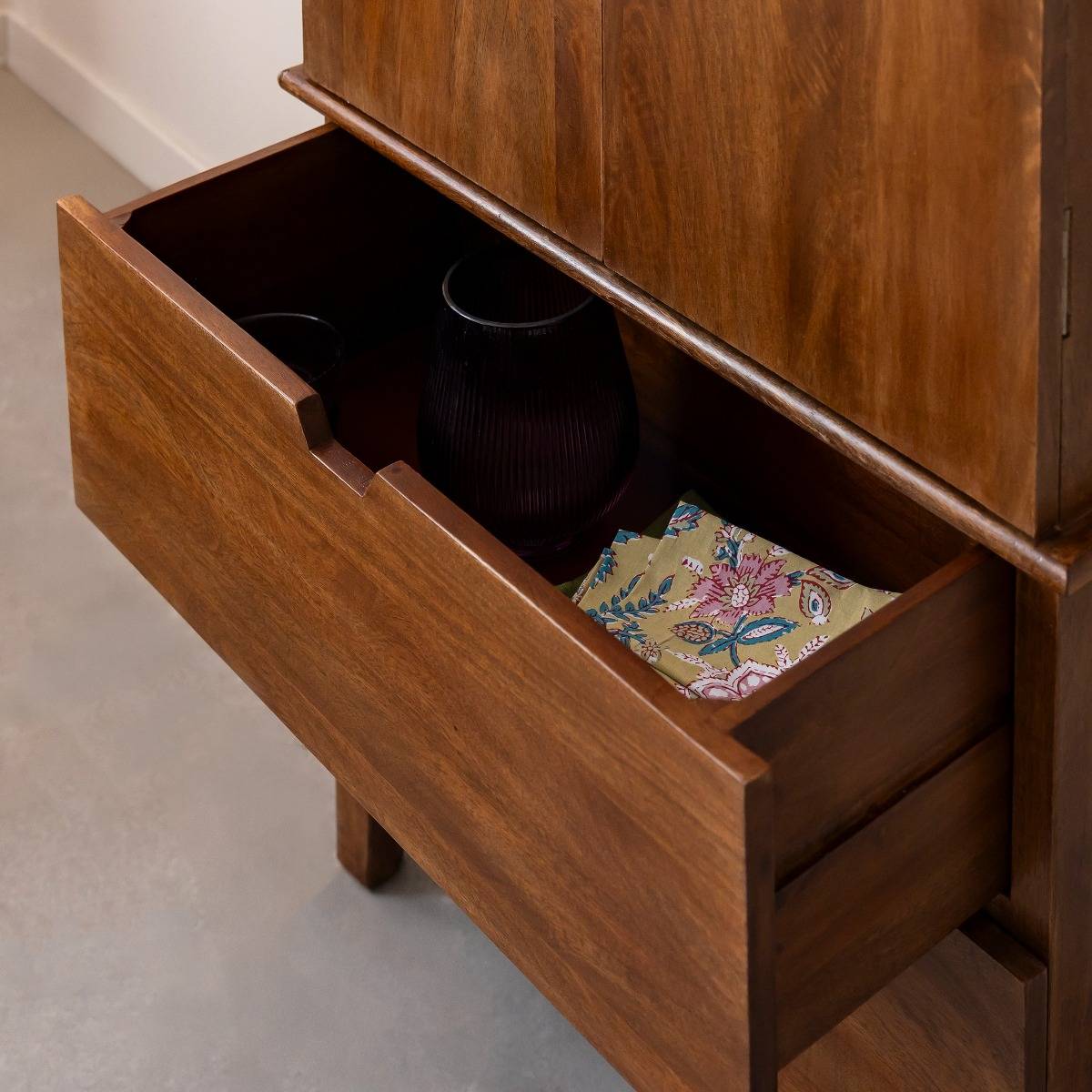 Armoire en bois de manguier Remick