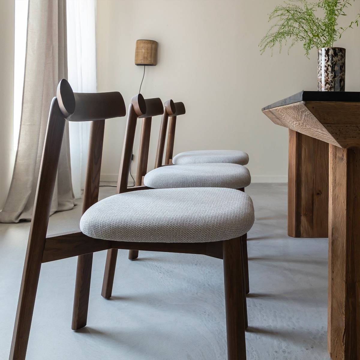 Chaise en bois de frêne foncé et tissu gris Aline (lot de 2)
