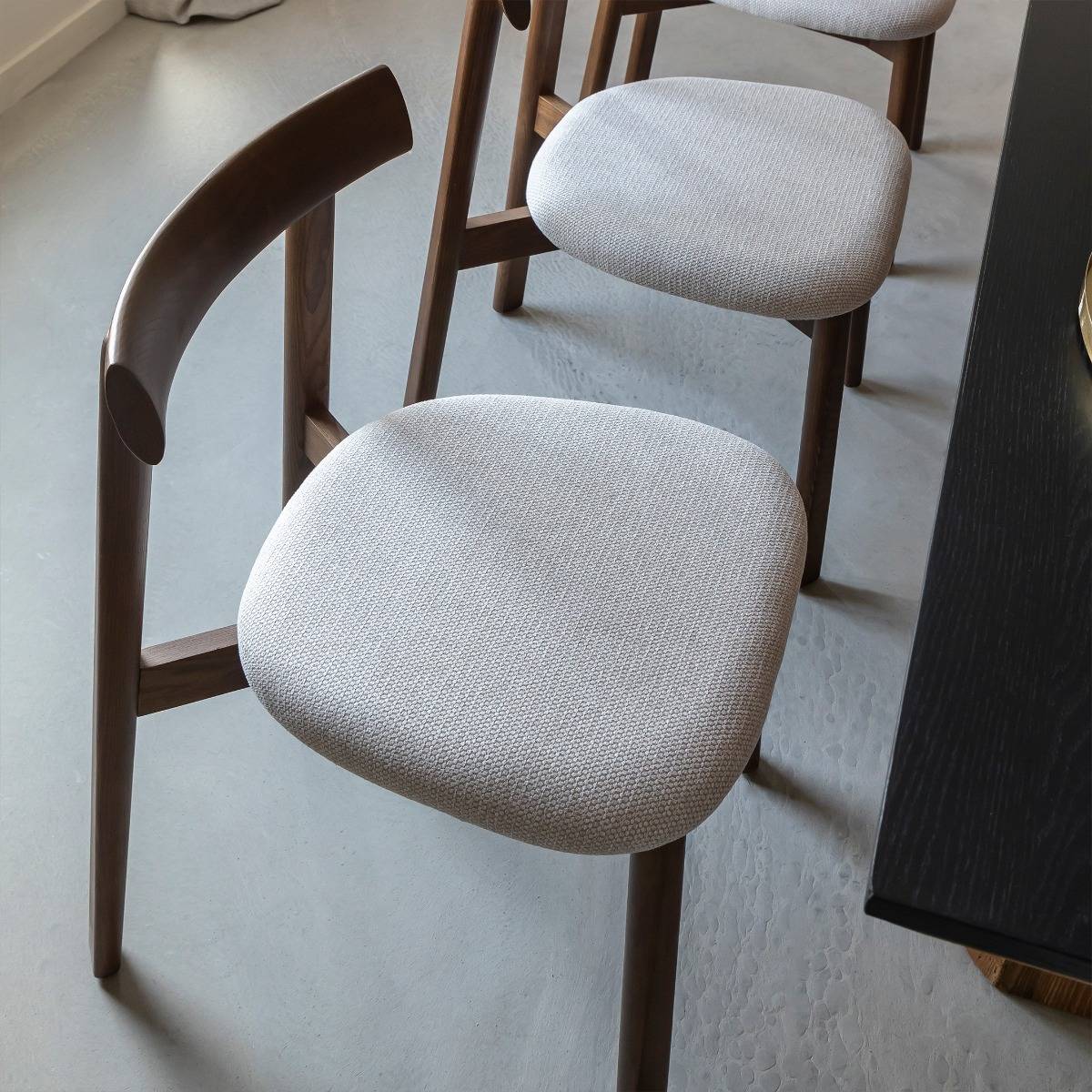 Chaise en bois de frêne foncé et tissu gris Aline (lot de 2)