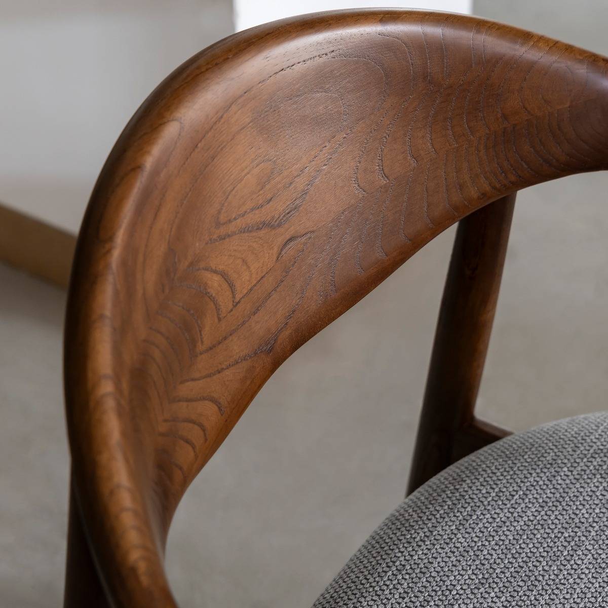 Fauteuil en bois d'orme et tissu gris Orphée