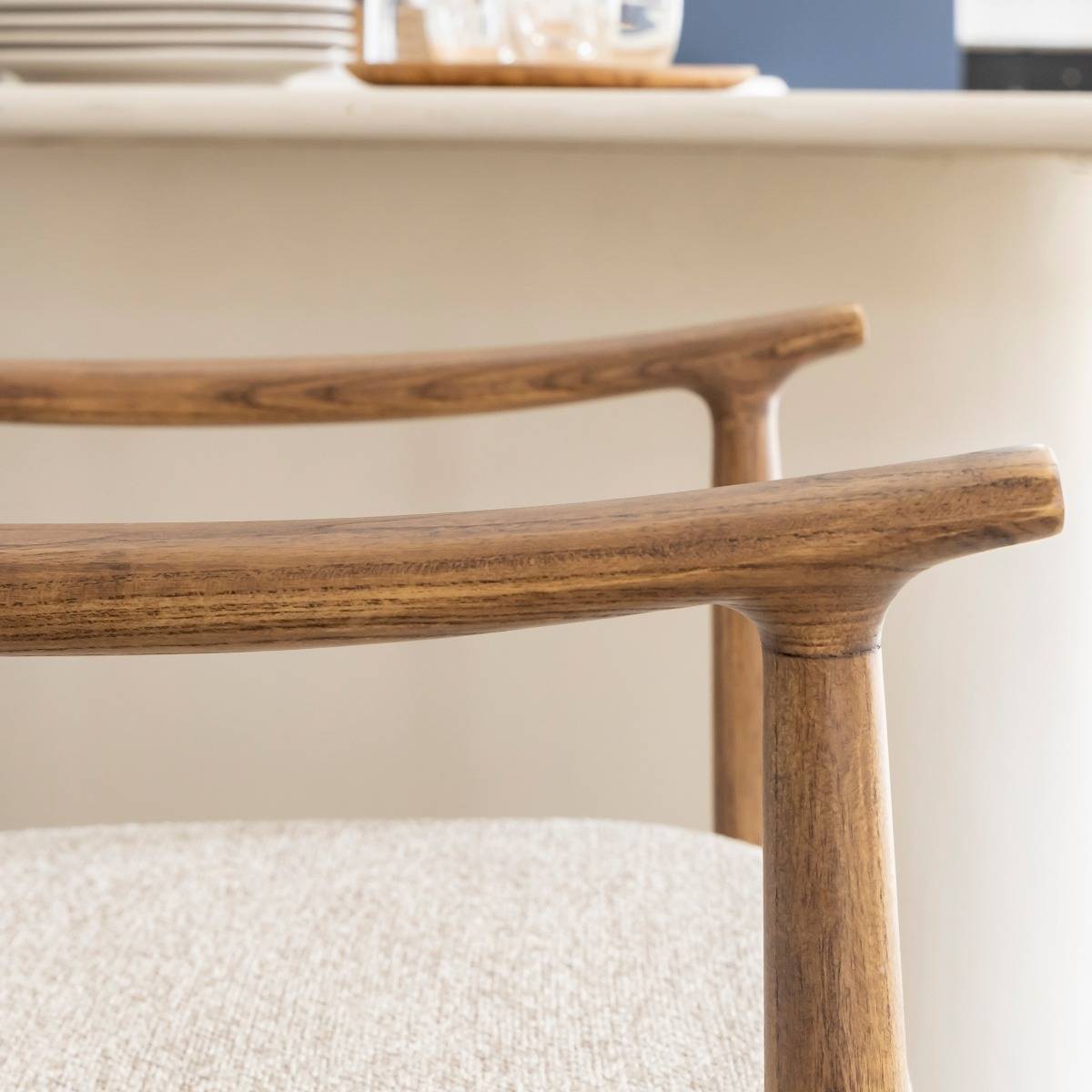 Chaise en bois d'orme et tissu Calyra