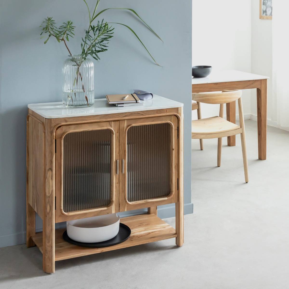 Buffet vitré en bois d'acacia et marbre Emyr