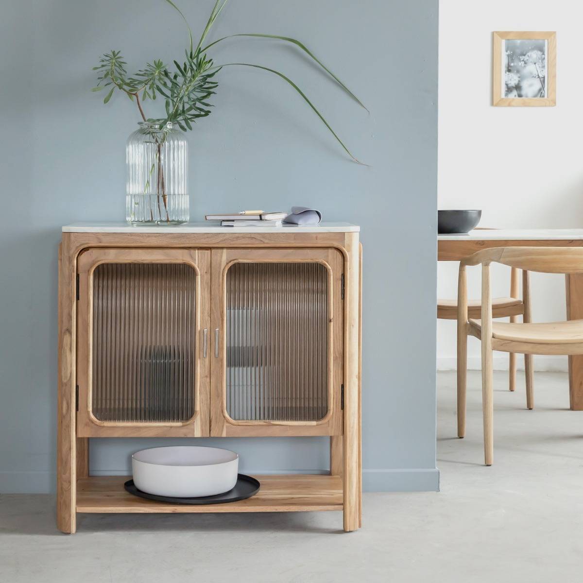 Buffet vitré en bois d'acacia et marbre Emyr