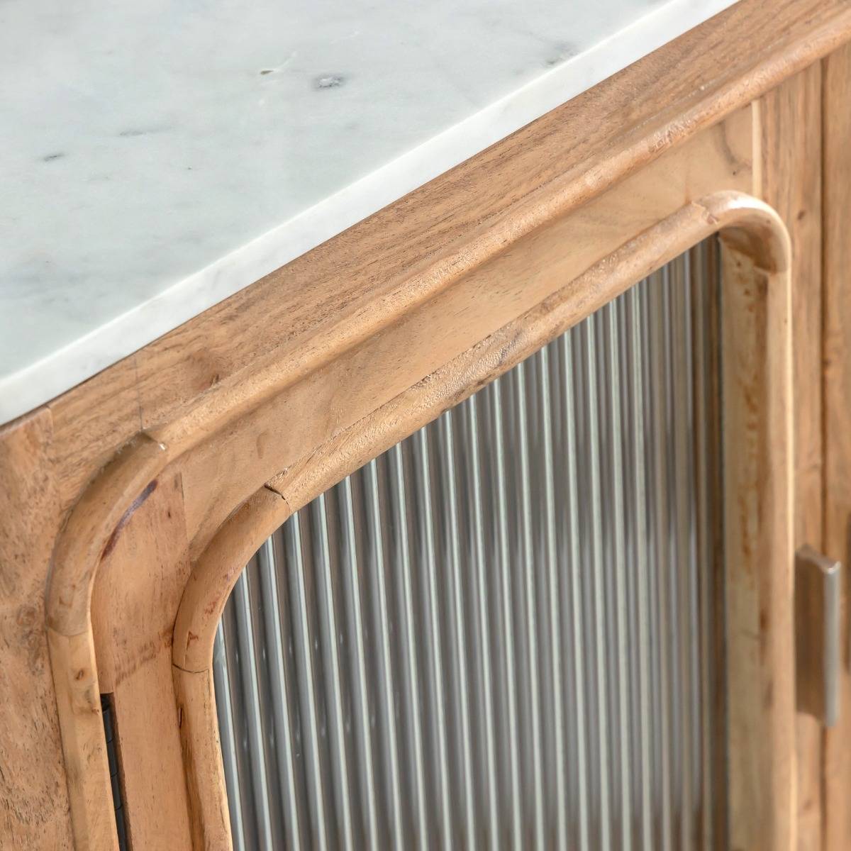 Buffet vitré en bois d'acacia et marbre Emyr