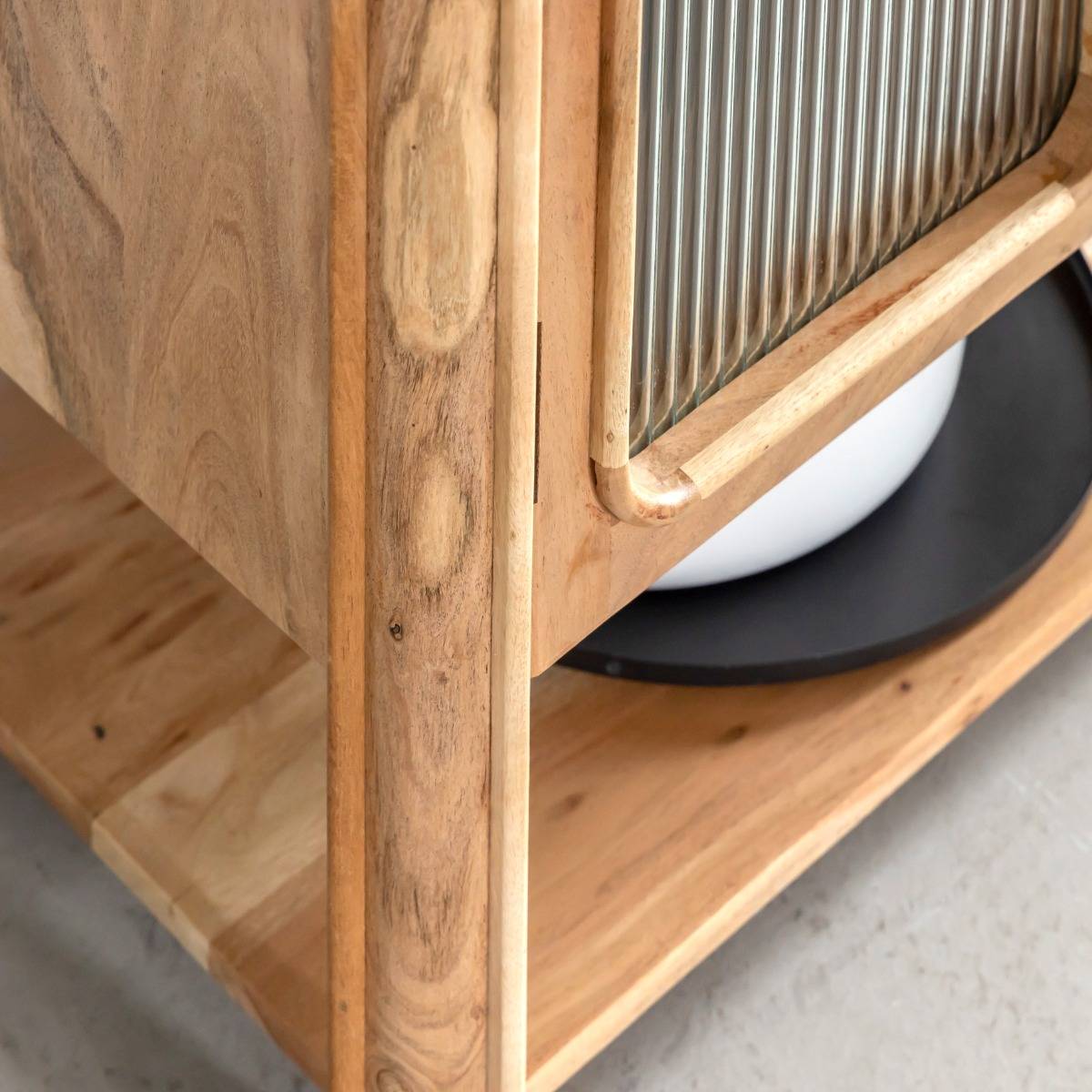 Buffet vitré en bois d'acacia et marbre Emyr