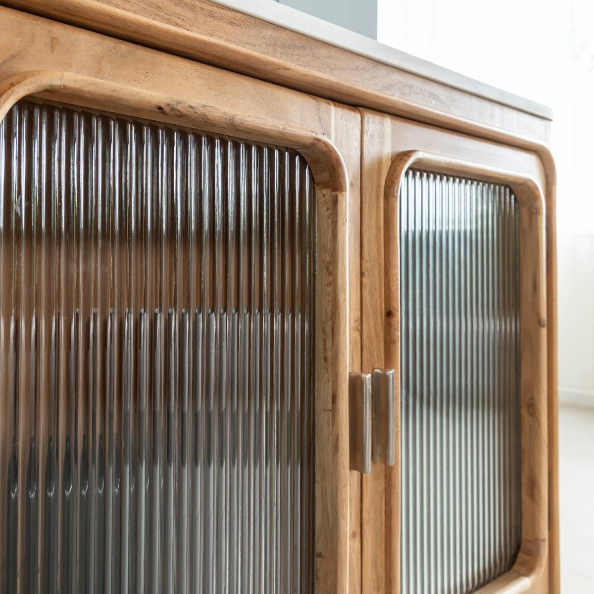 Buffet vitré en bois d'acacia et marbre Emyr