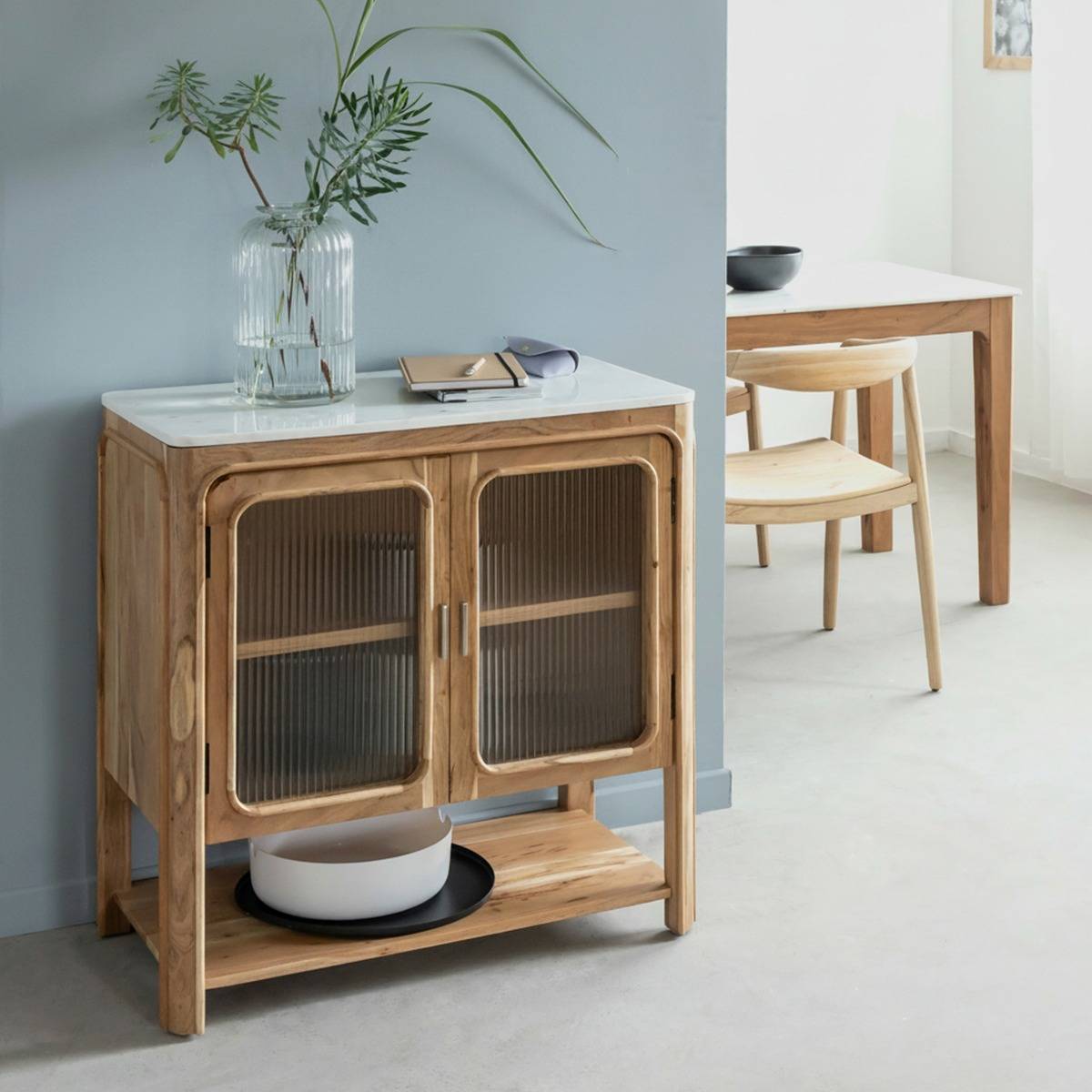 Buffet vitré en bois d'acacia et marbre Emyr