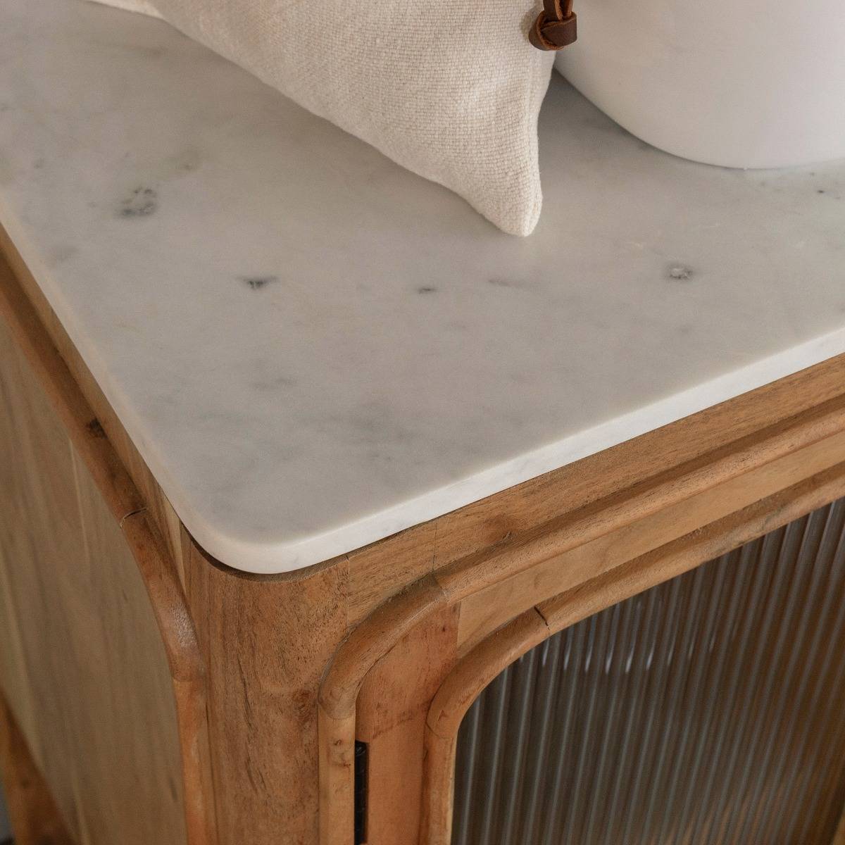 Meuble sous vasque vitré en bois d'acacia et marbre Emyr