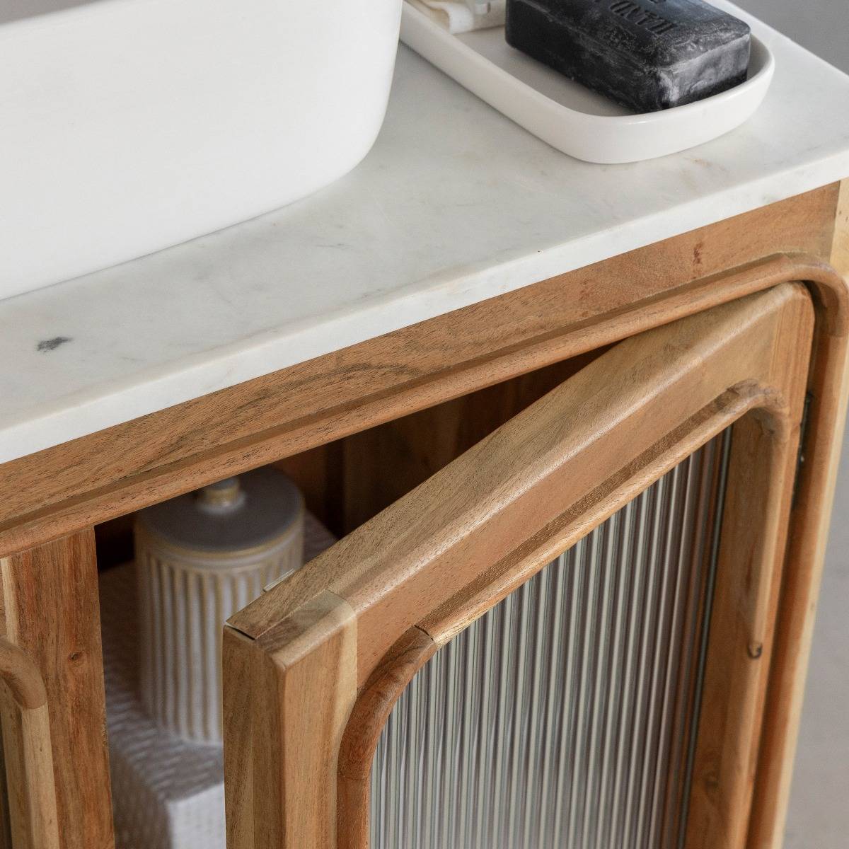 Meuble sous vasque vitré en bois d'acacia et marbre Emyr