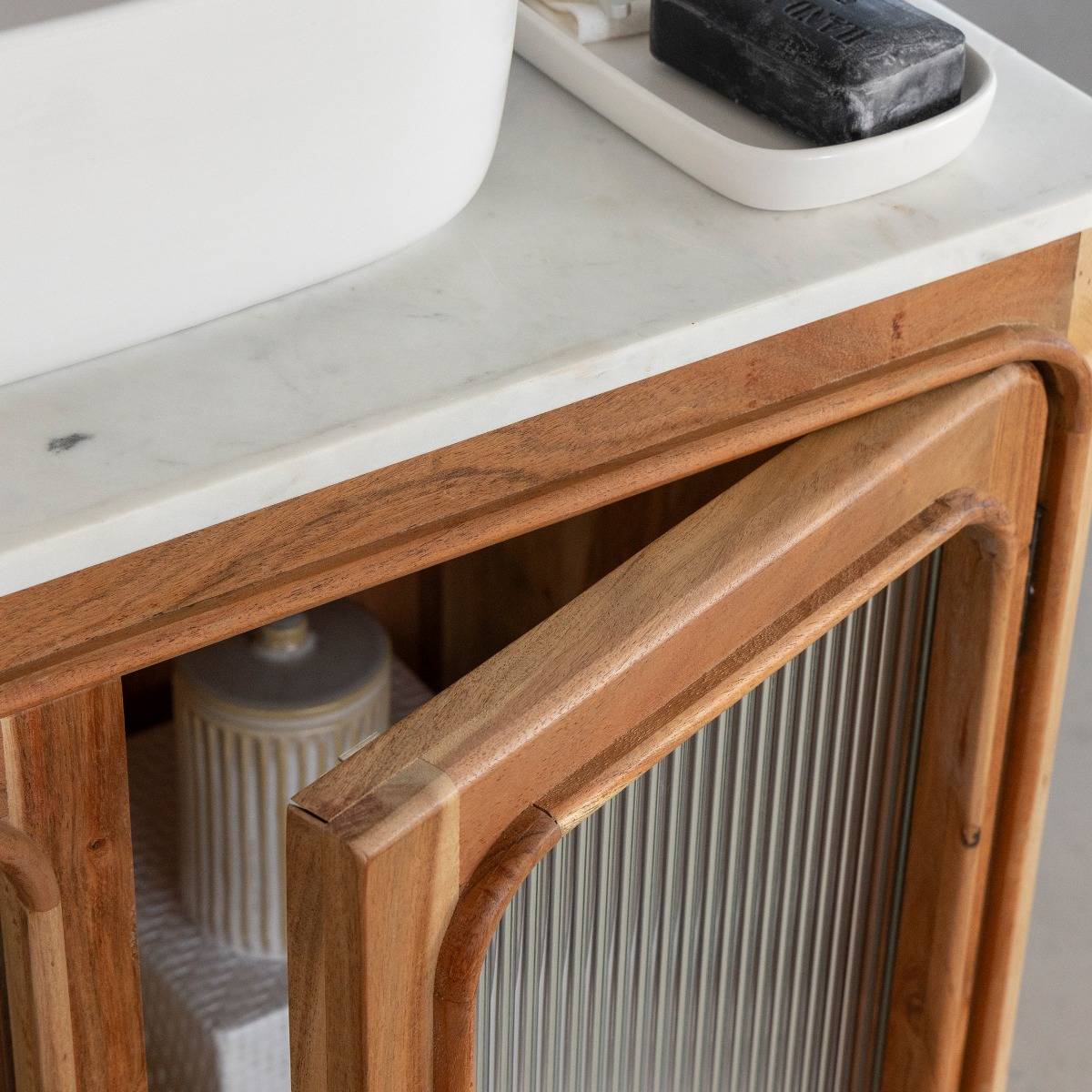 Meuble sous vasque vitré en bois d'acacia et marbre Emyr