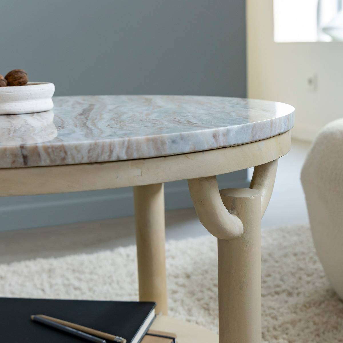 Table basse ronde en bois de manguier et marbre Isabella