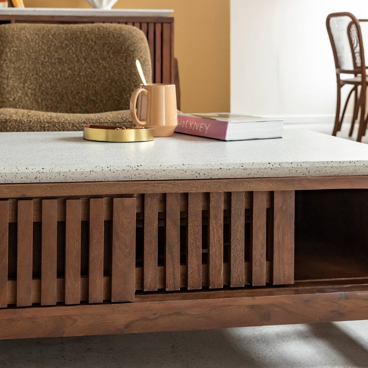 Table basse en bois d'acacia et terrazzo Kaelis