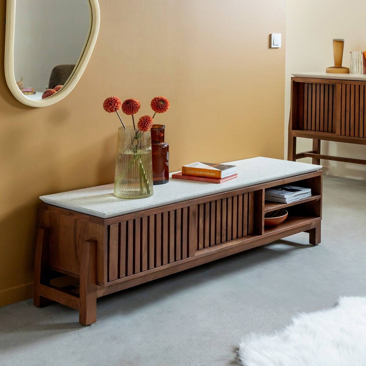 Meuble TV en bois d'acacia et terrazzo Kaelis