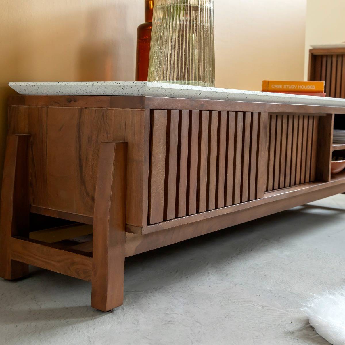 Meuble TV en bois d'acacia et terrazzo Kaelis