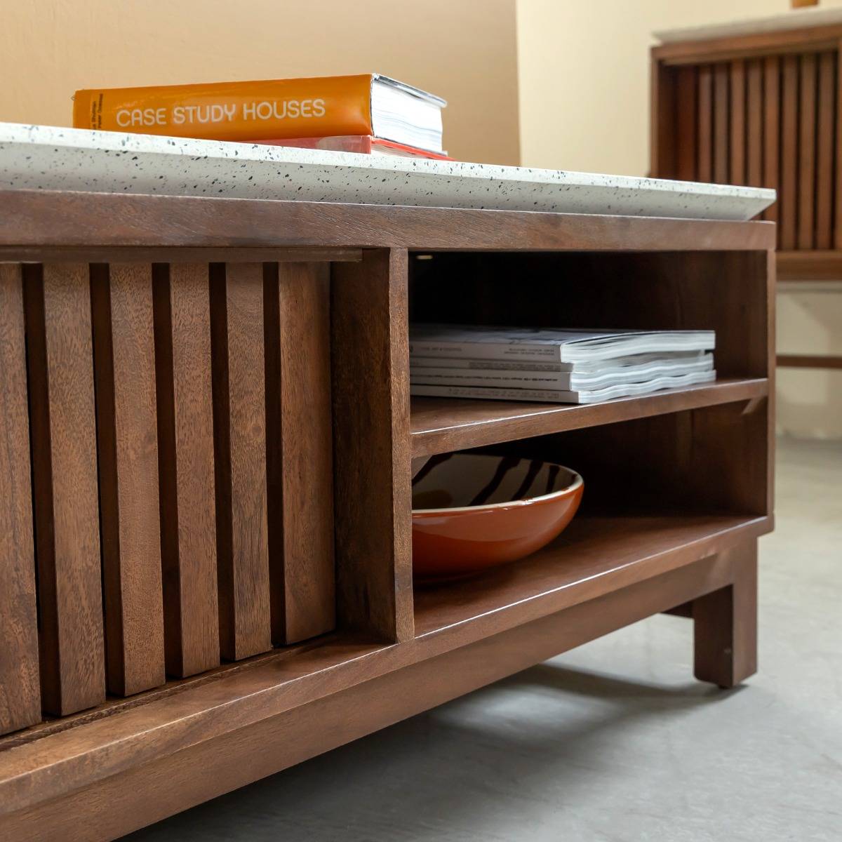 Meuble TV en bois d'acacia et terrazzo Kaelis
