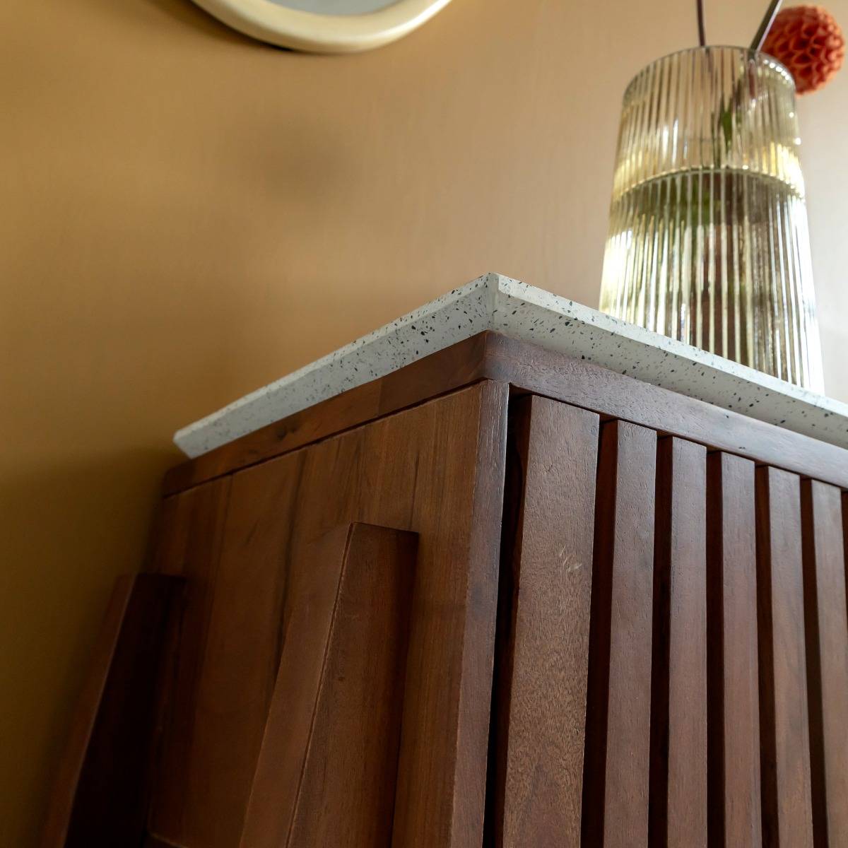 Meuble TV en bois d'acacia et terrazzo Kaelis
