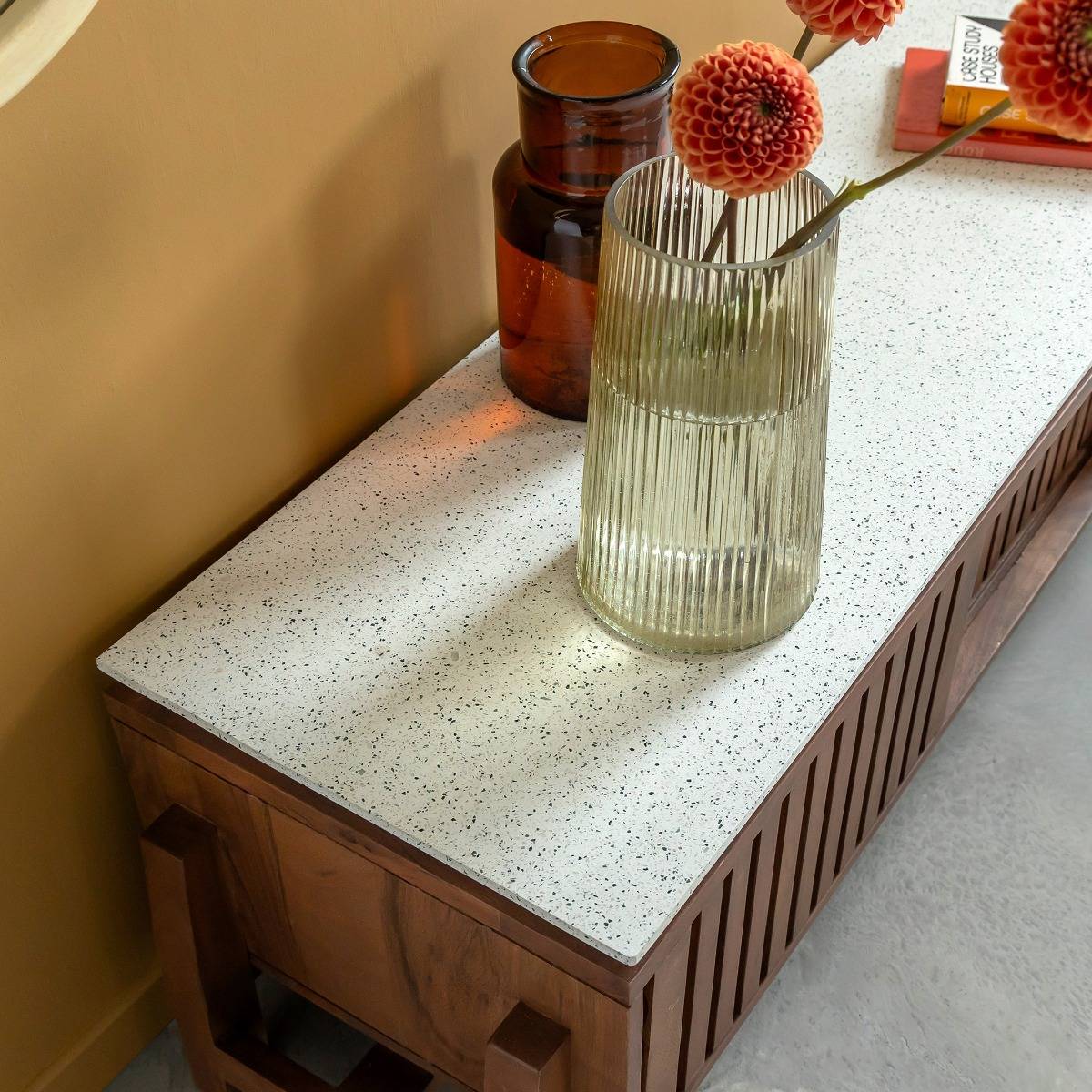 Meuble TV en bois d'acacia et terrazzo Kaelis