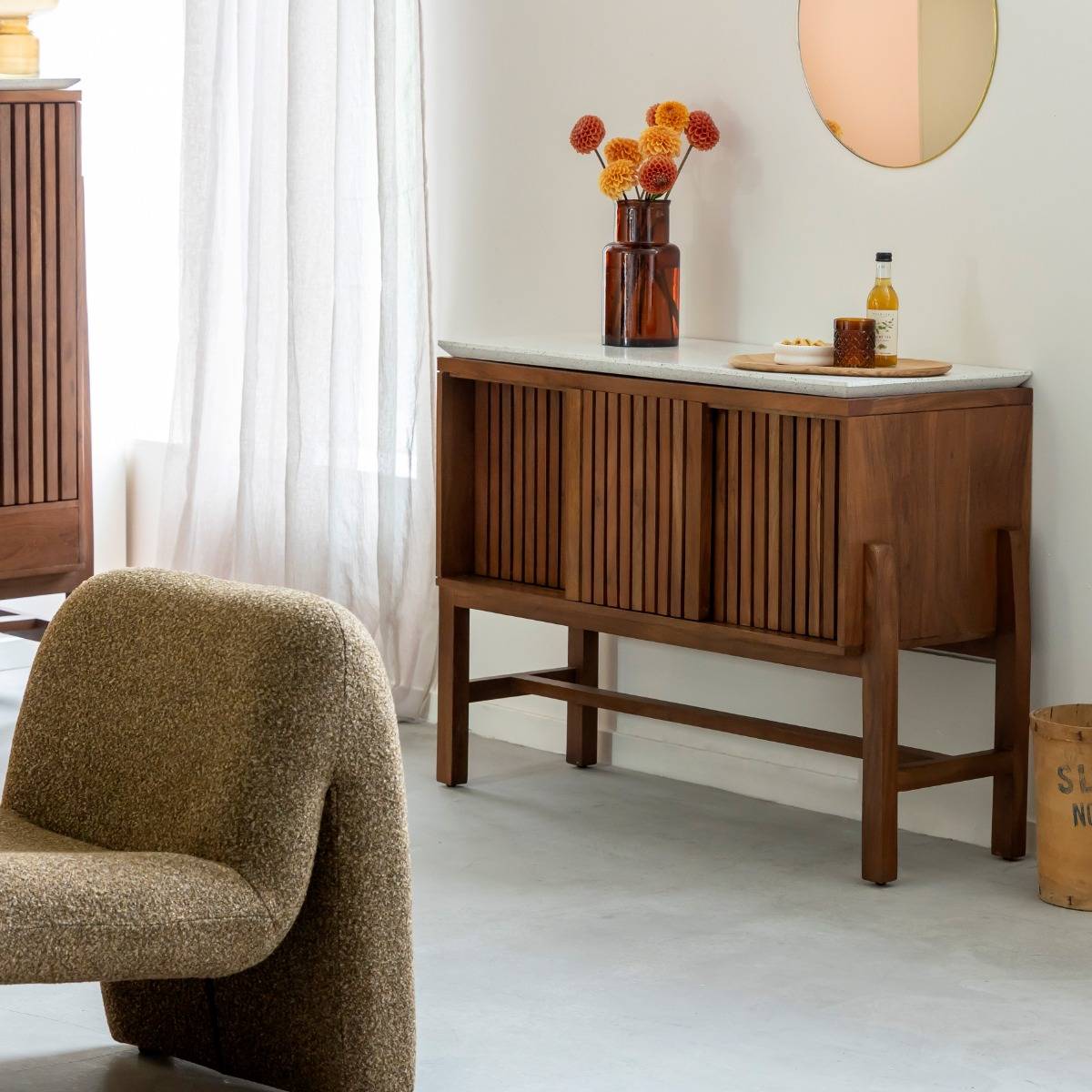 Buffet haut en bois d'acacia et terrazzo Kaelis