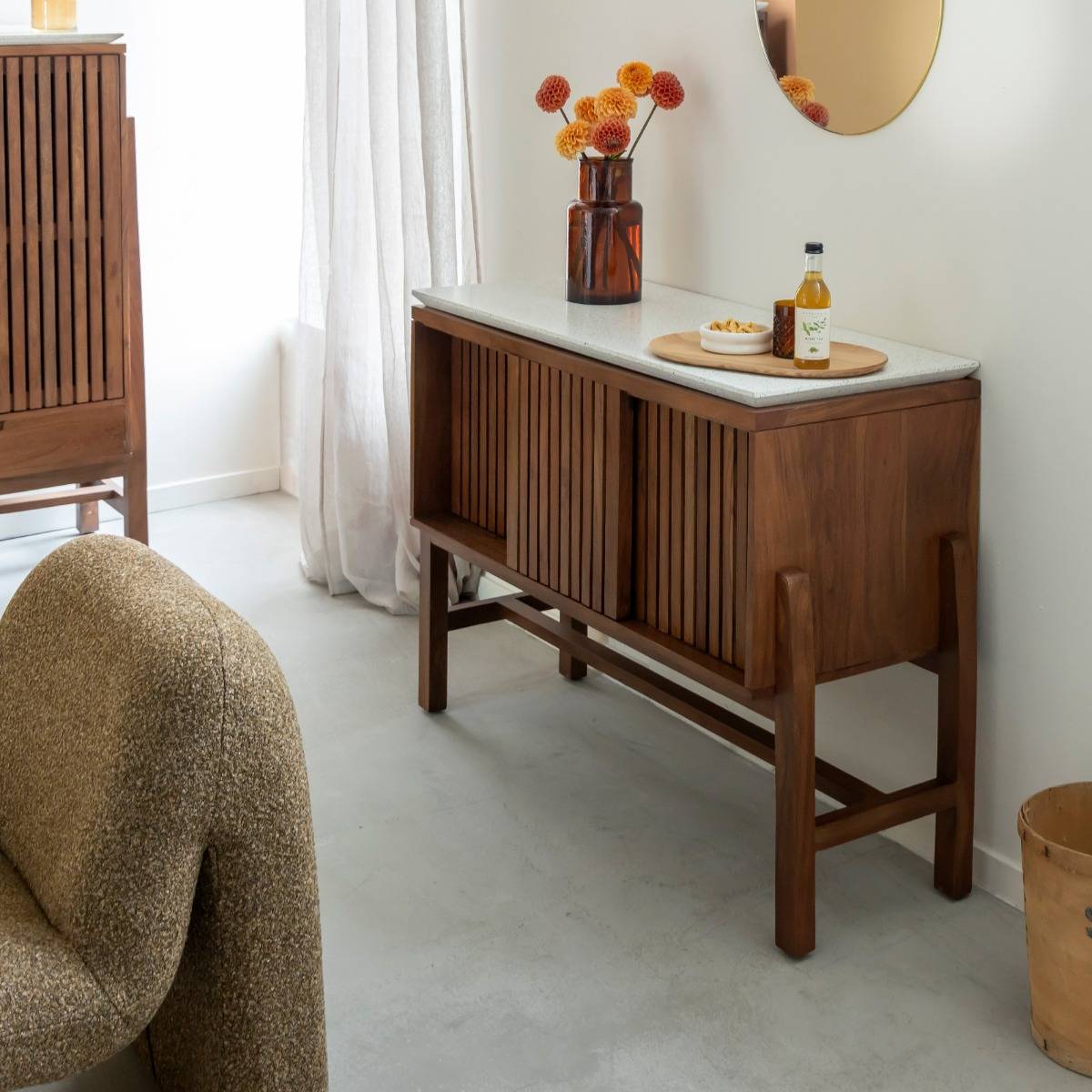 Buffet haut en bois d'acacia et terrazzo Kaelis