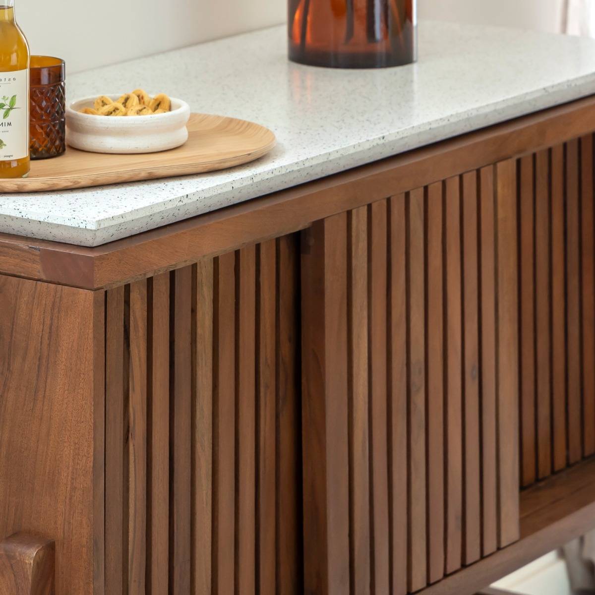 Buffet haut en bois d'acacia et terrazzo Kaelis