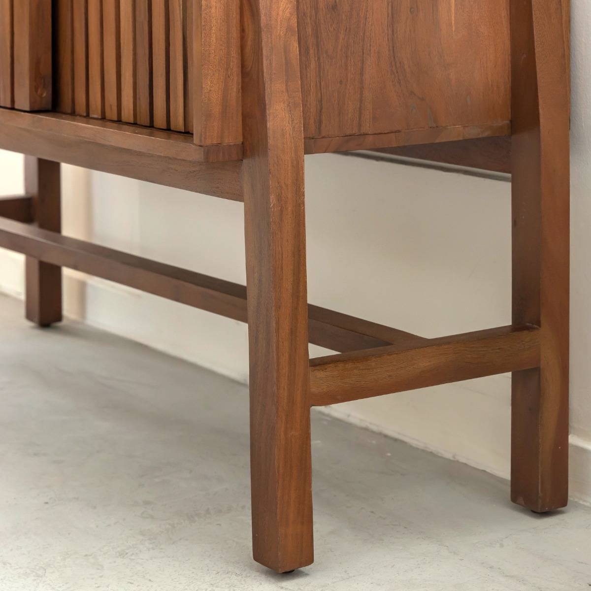 Buffet haut en bois d'acacia et terrazzo Kaelis