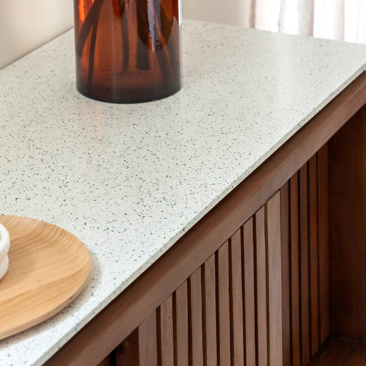 Buffet haut en bois d'acacia et terrazzo Kaelis