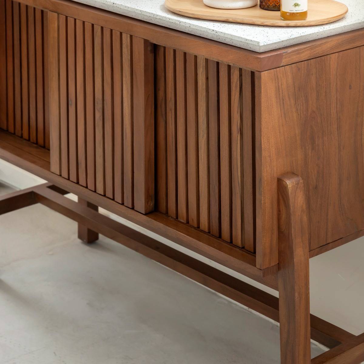 Buffet haut en bois d'acacia et terrazzo Kaelis
