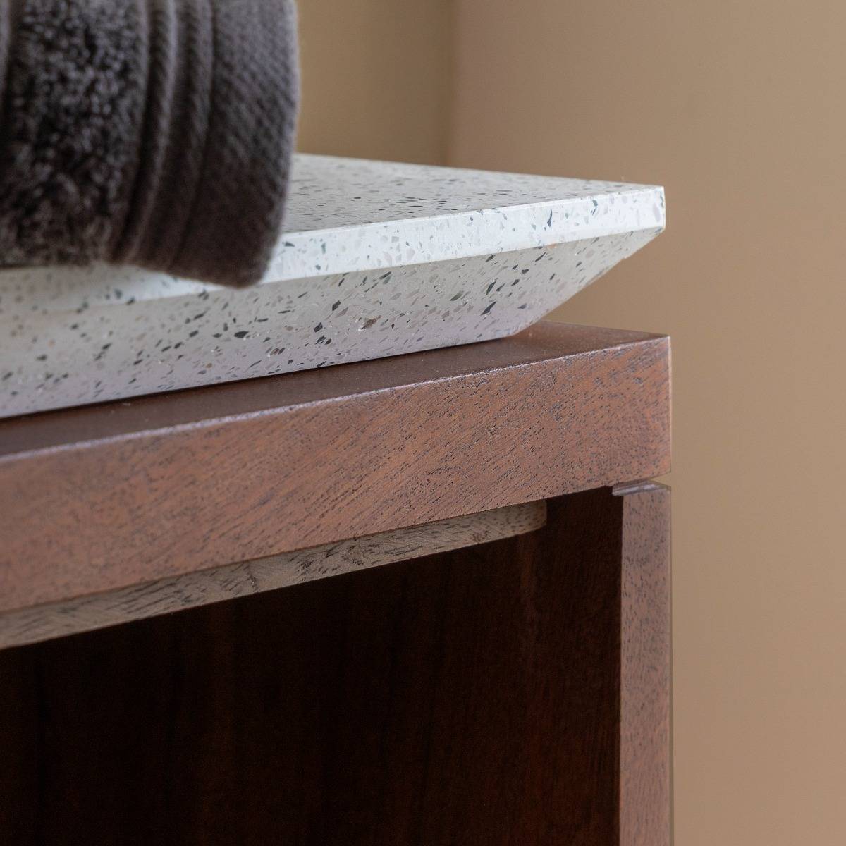 Meuble sous vasque en bois d'acacia et terrazzo Kaelis