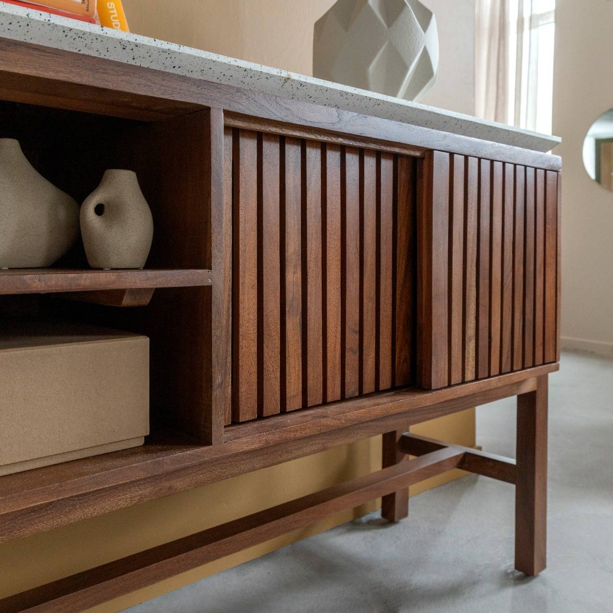 Buffet 2 portes en bois d'acacia et terrazzo Kaelis