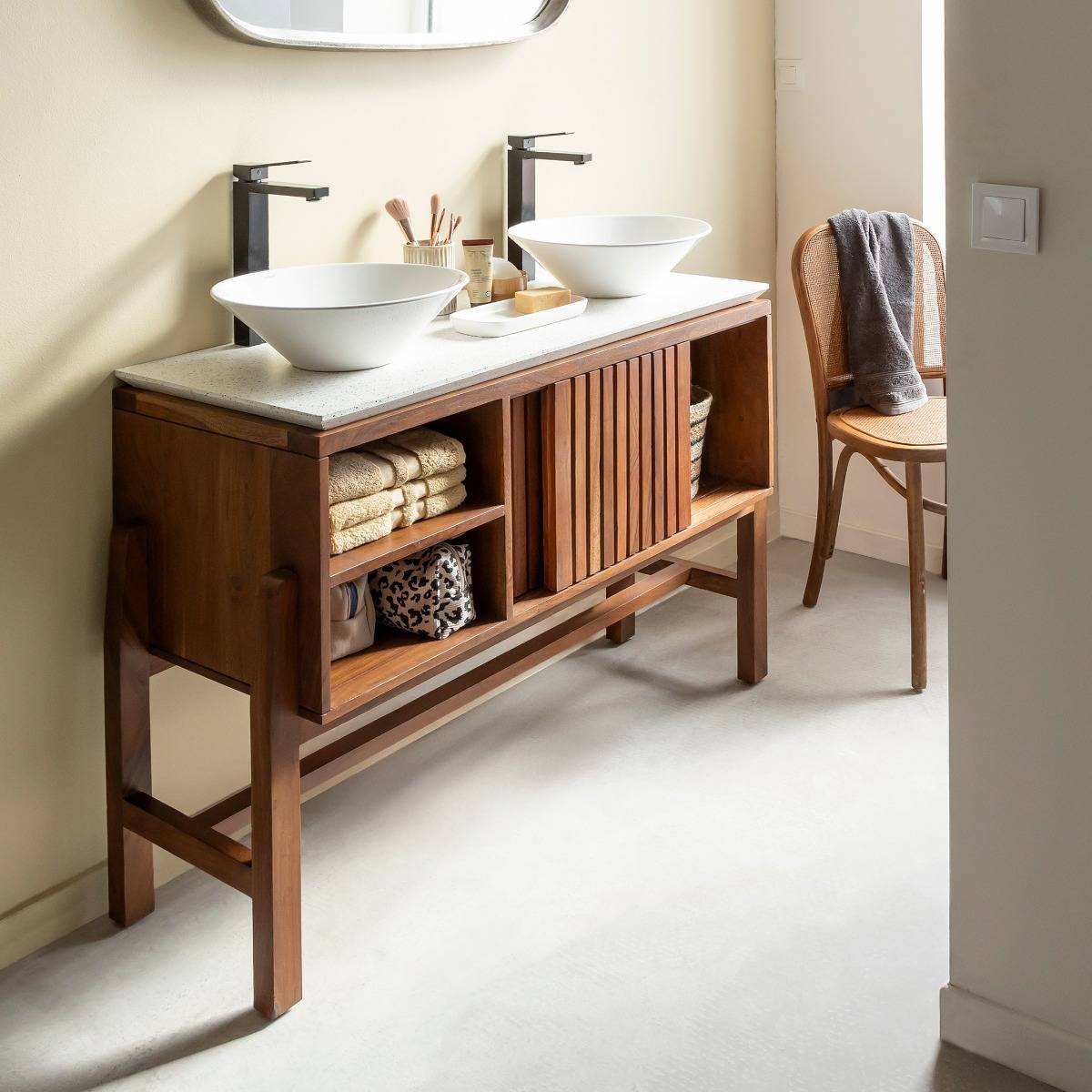 Meuble sous vasque 2 portes en bois d'acacia et terrazzo Kaelis