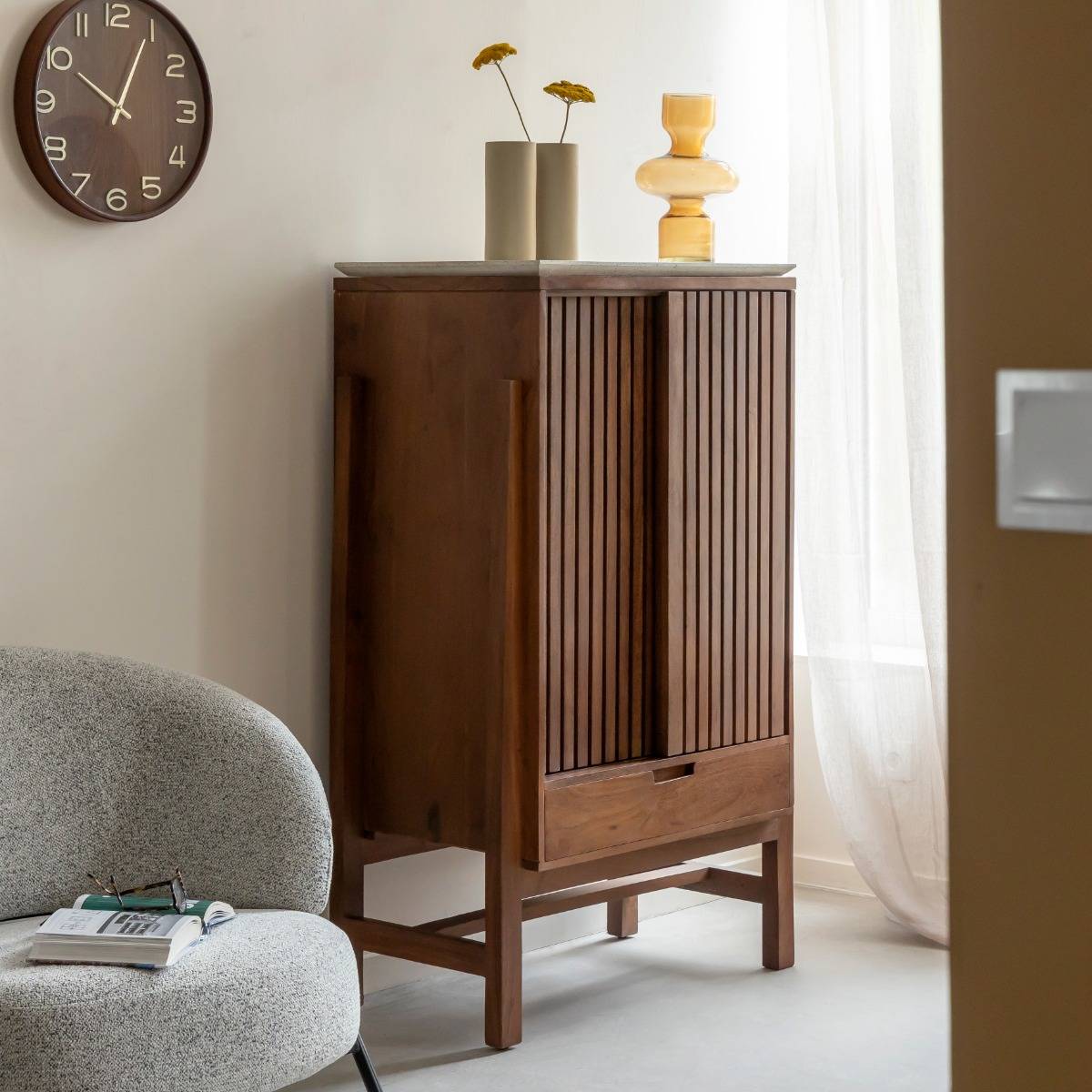 Armoire en bois d'acacia et terrazzo Kaelis
