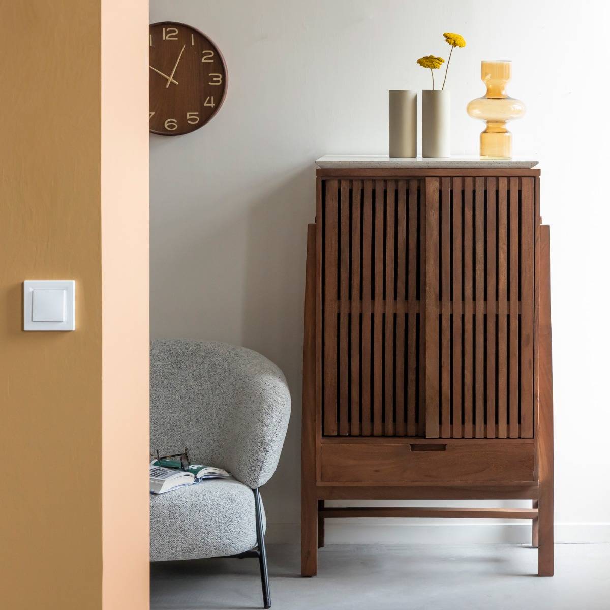 Armoire en bois d'acacia et terrazzo Kaelis