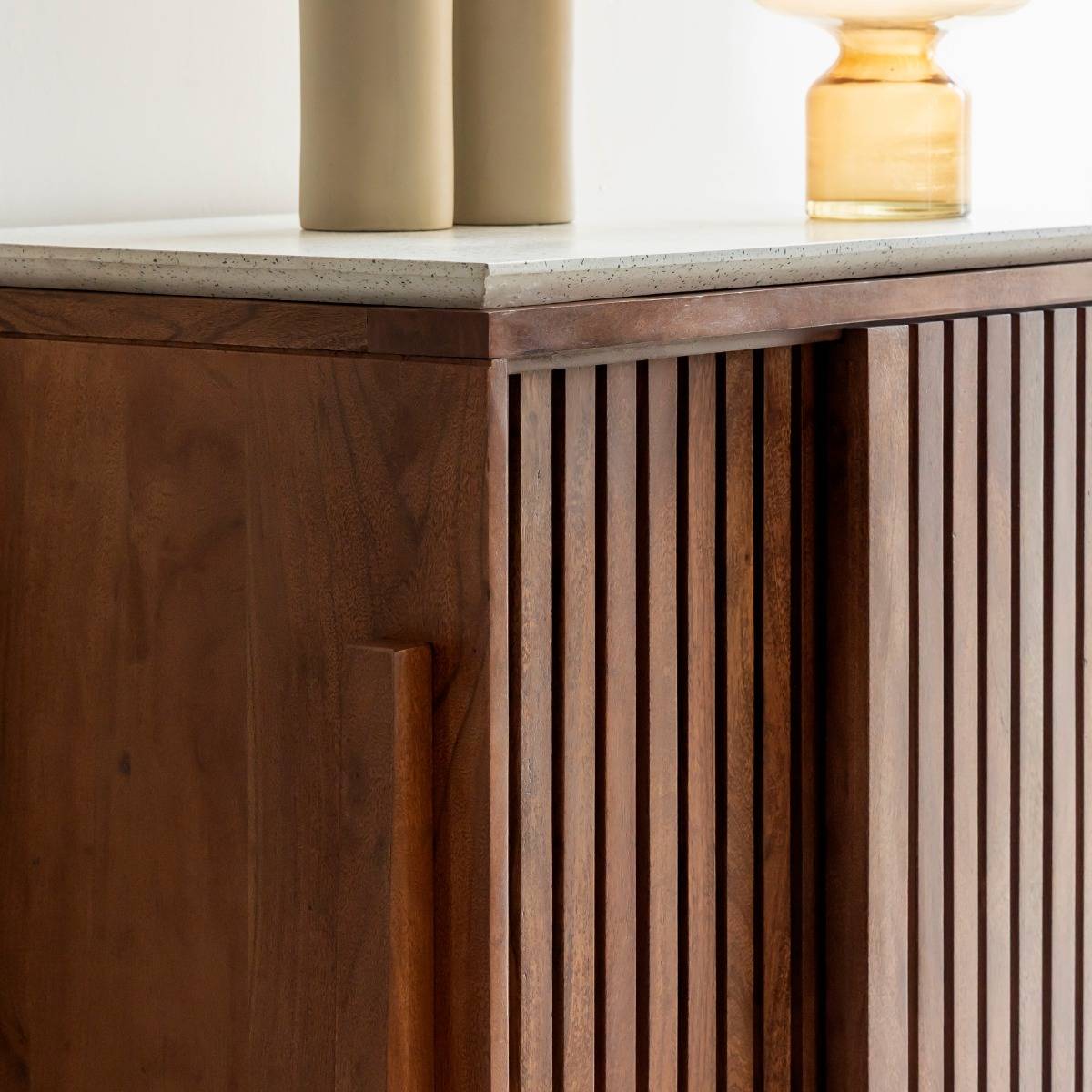 Armoire en bois d'acacia et terrazzo Kaelis