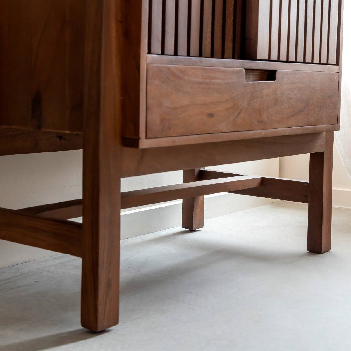 Armoire en bois d'acacia et terrazzo Kaelis