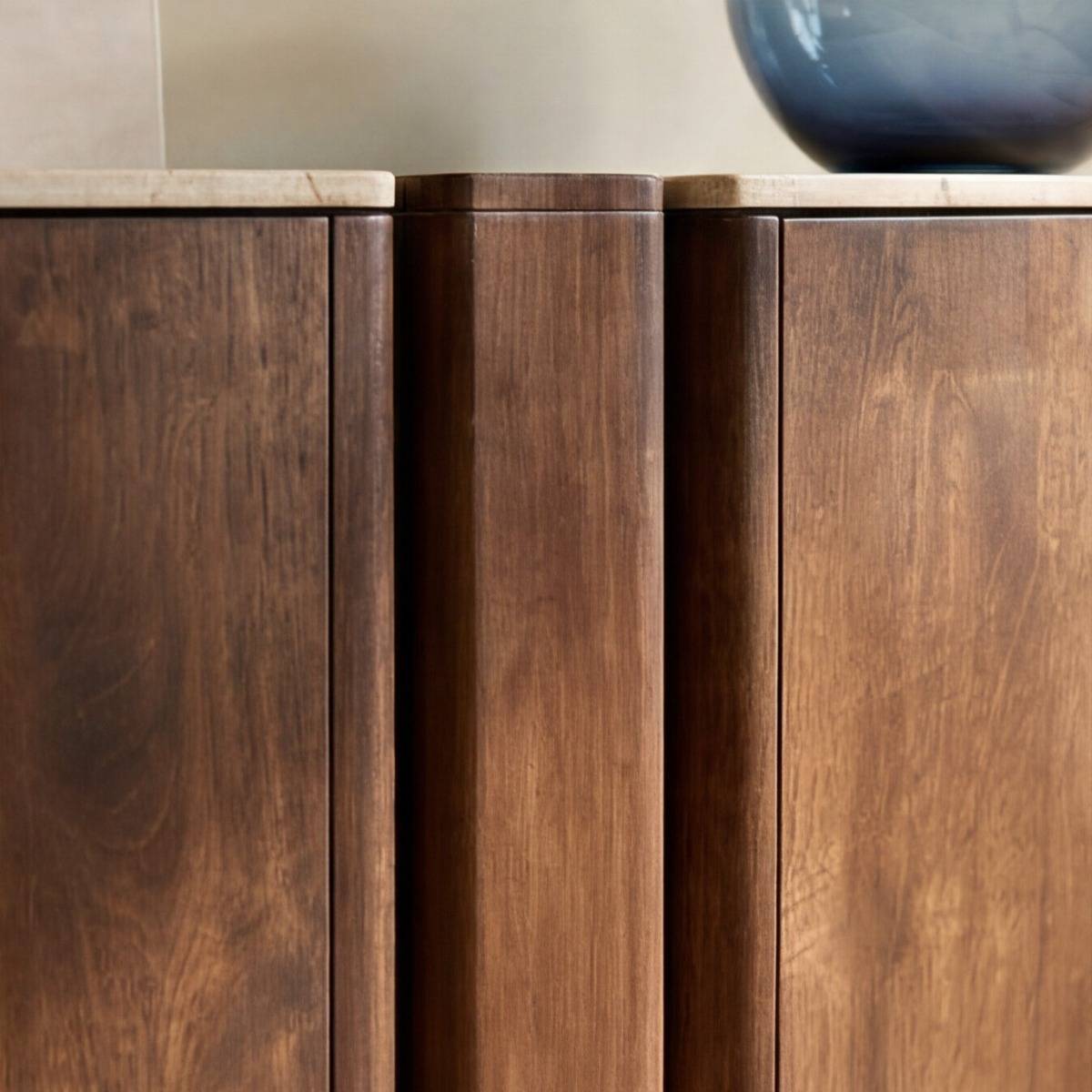 Buffet en bois de manguier et travertin Carola