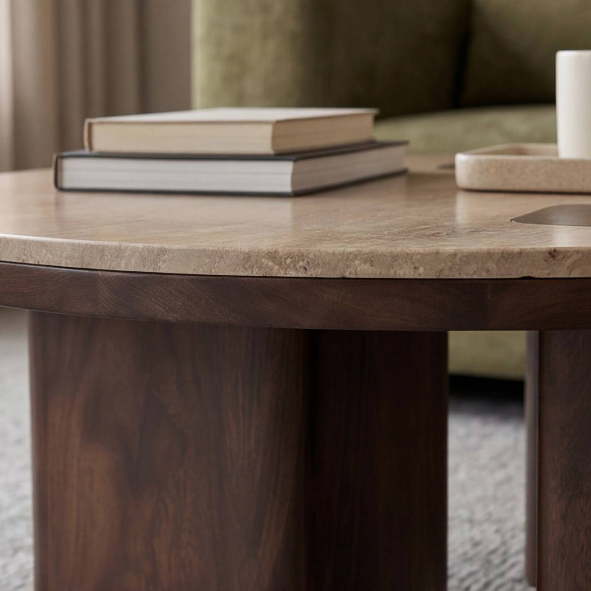 Table basse ronde en bois de manguier et travertin Carola