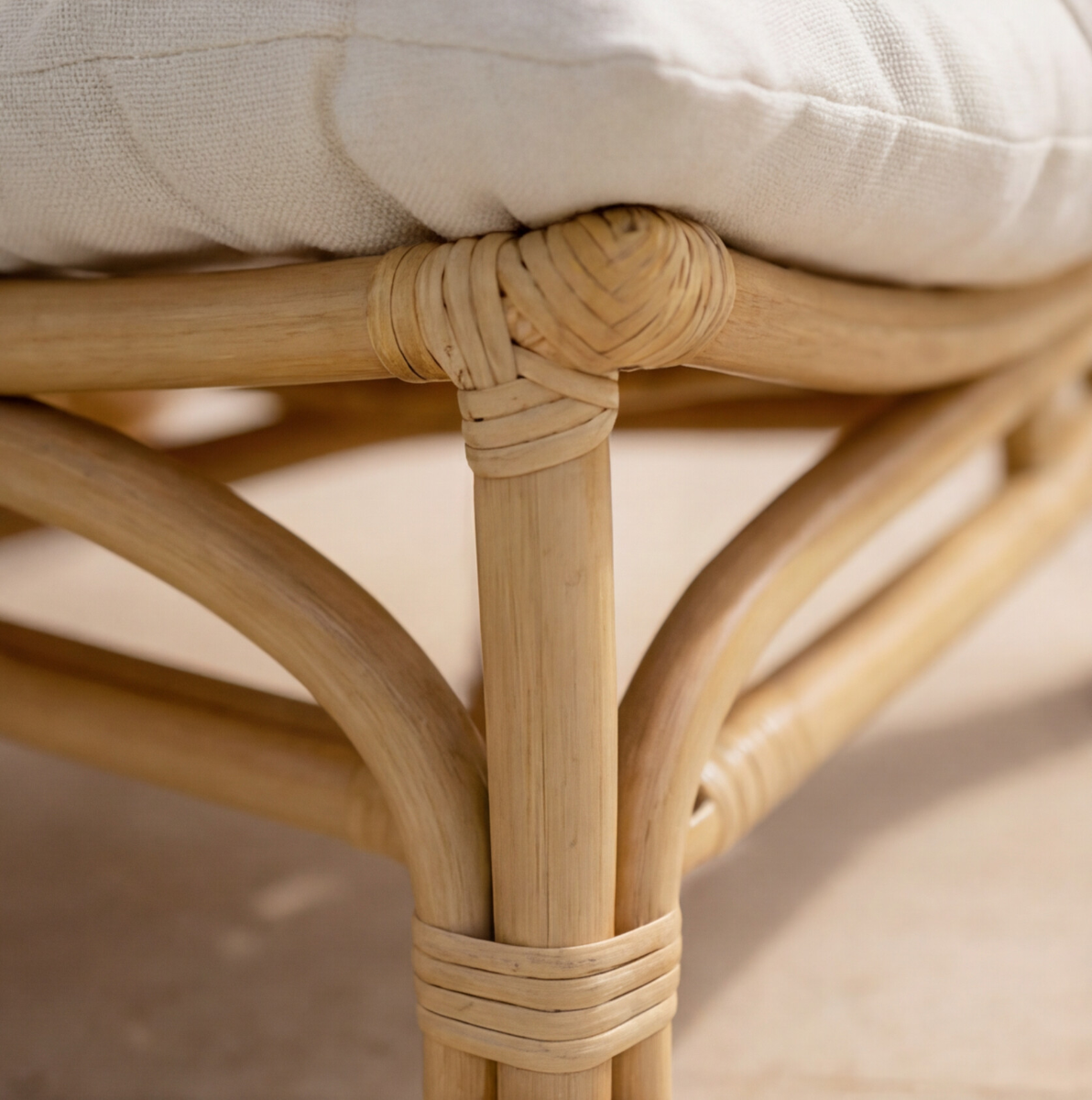 Salon de jardin en rotin avec coussins blancs Rattan