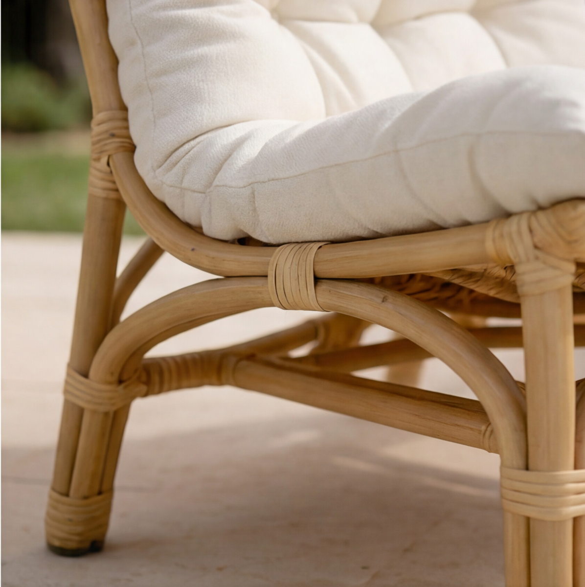 Salon de jardin en rotin avec coussins blancs Rattan