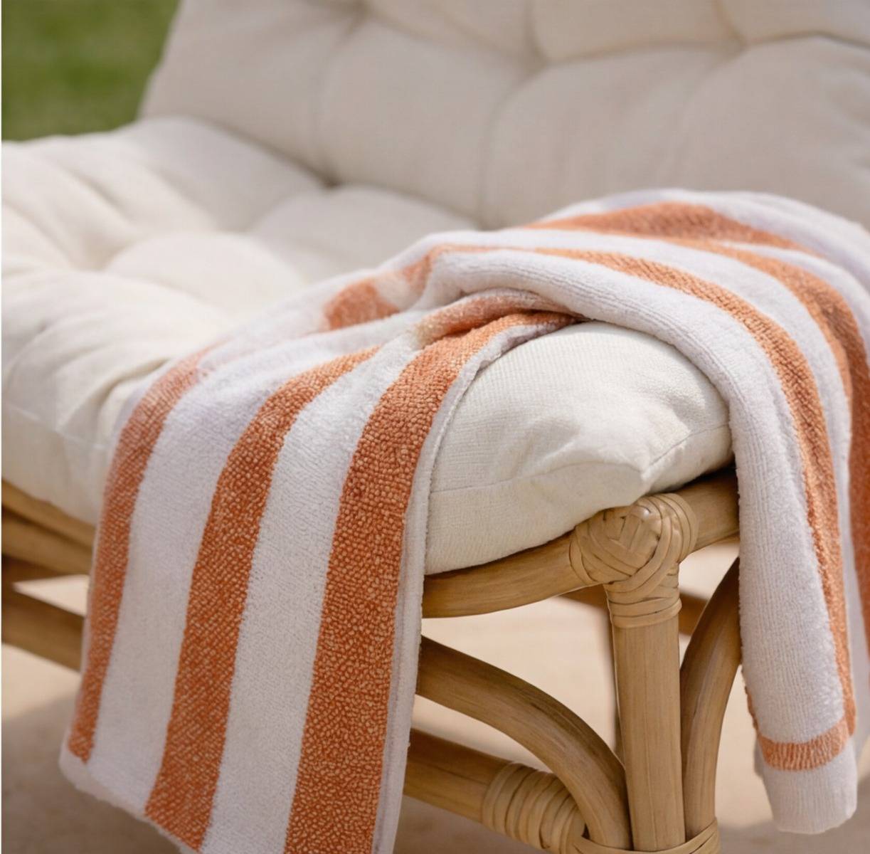 Salon de jardin en rotin avec coussins blancs Rattan